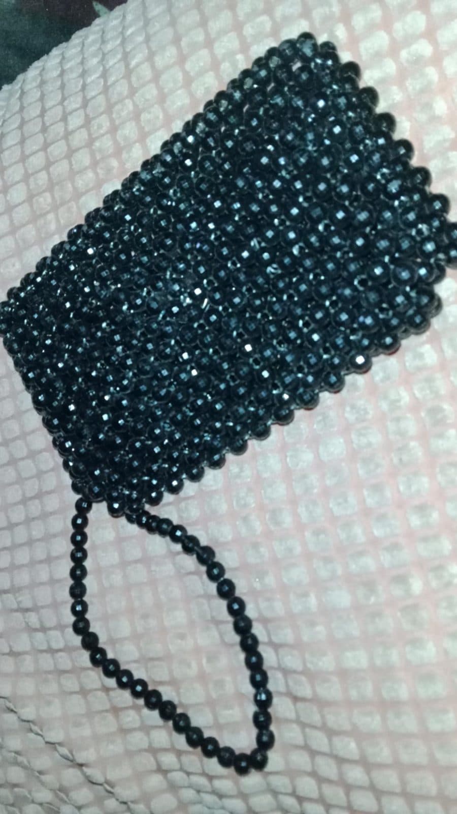 Schwarze HandyPerlentasche mit Kettenhenkel — Foto 2